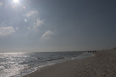 flaches Wasser, blauer Himmel