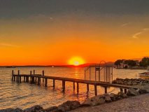 Steg-in-den-Gardasee-bei-Bardolini-Italien
