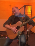 Vertieft im Gitarrenspiel