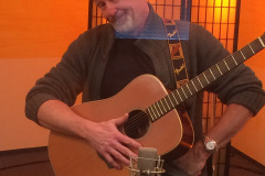 Vertieft im Gitarrenspiel